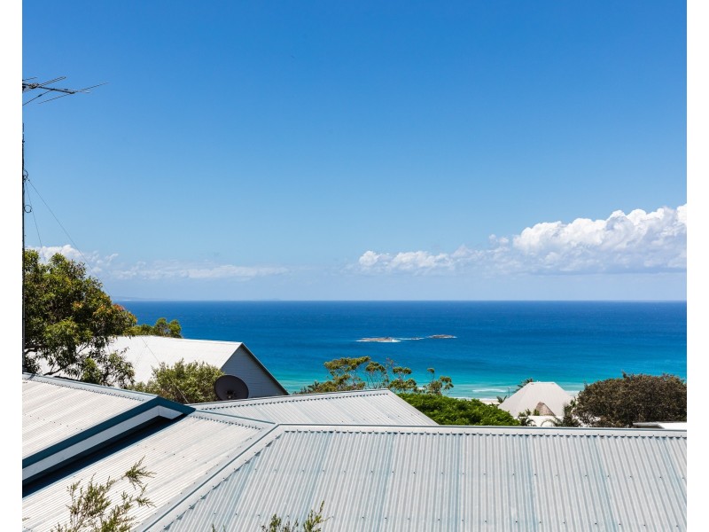 2/5 Baker Crt, Point Lookout QLD 4183