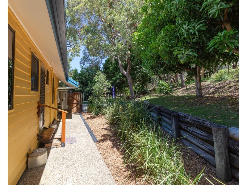 2/5 Baker Crt, Point Lookout QLD 4183