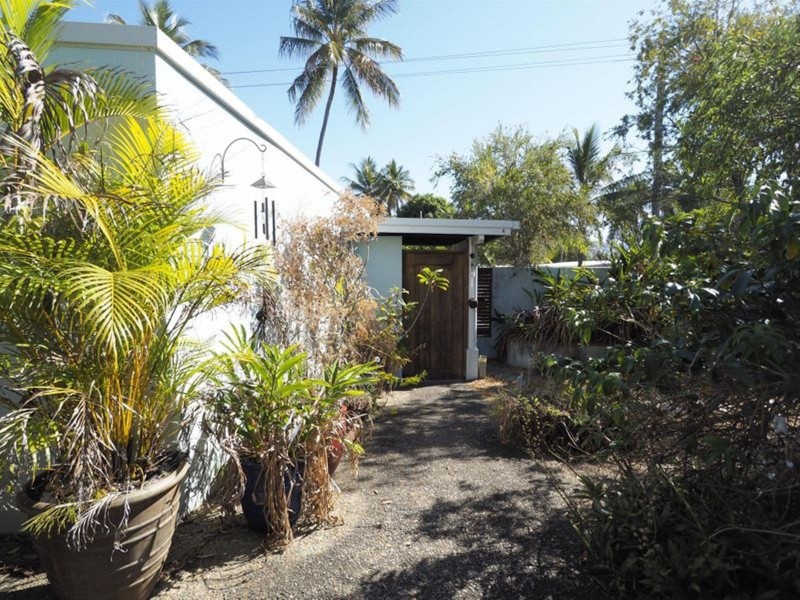 6 Coconut Street, Holloways Beach QLD 4878