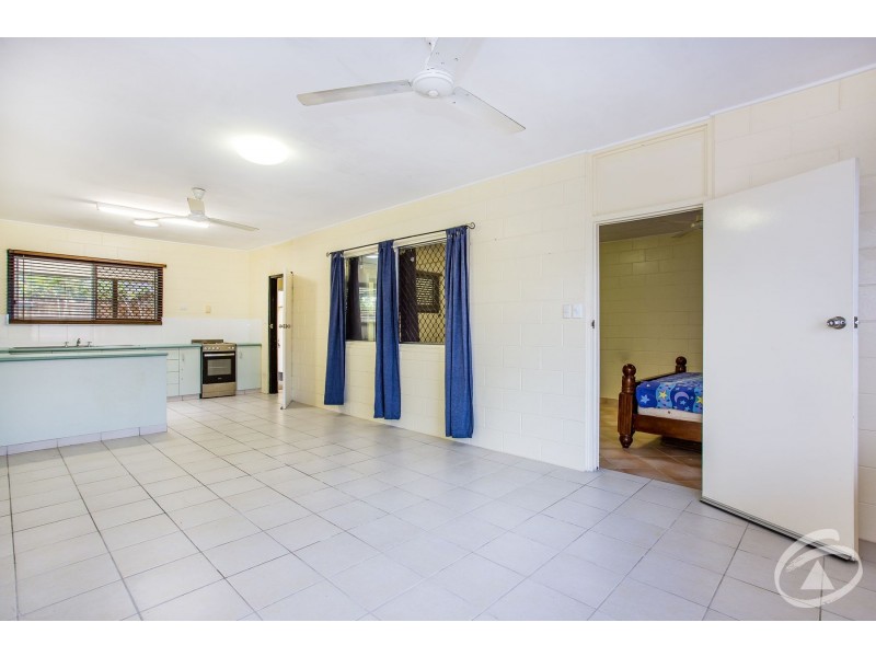 UNITS A&B 454 McCoombe Street, Mooroobool QLD 4870