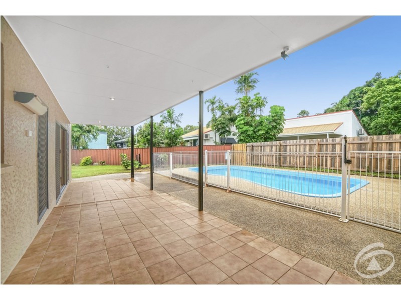 5 Lena Close, Clifton Beach QLD 4879