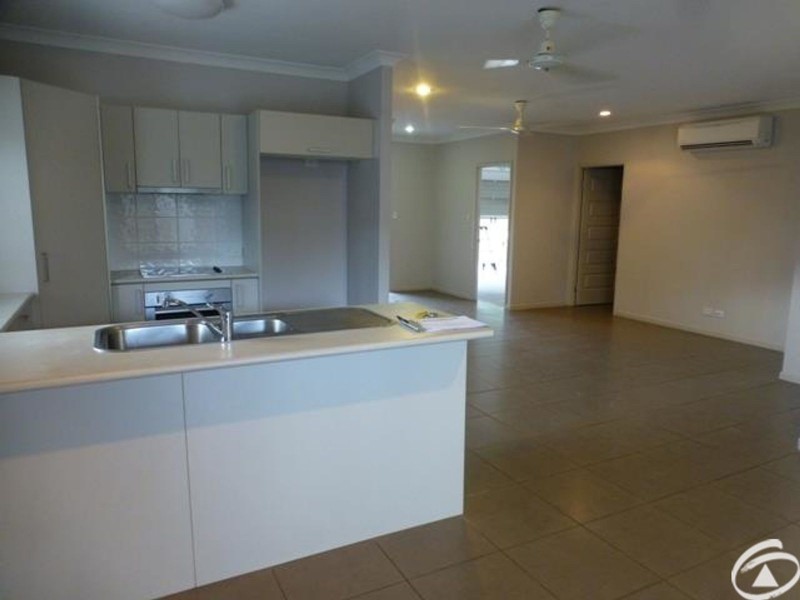 2/7 Kingsley Close, White Rock QLD 4868