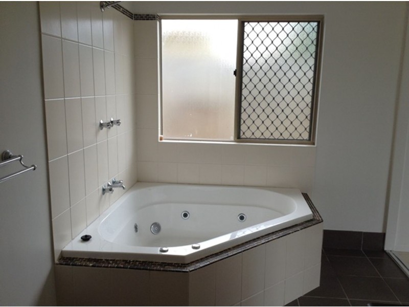 24 Roderick Street, Bentley Park QLD 4869