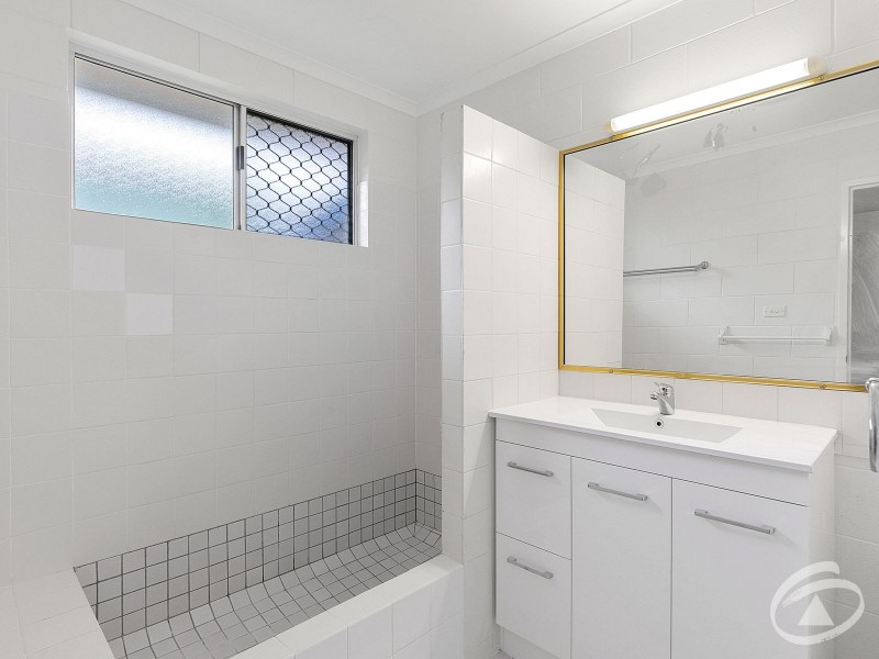 2/81 Upper Richardson Street, Whitfield QLD 4870