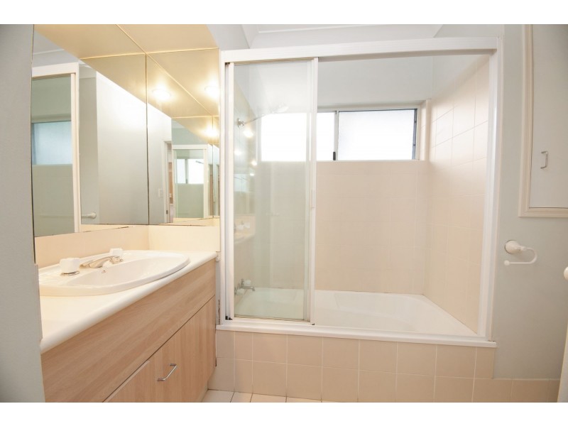 10/303-305 Lake Street, Cairns North QLD 4870