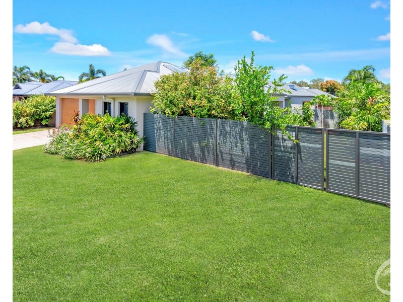 2/15 Moojeeba Way, Trinity Park QLD 4879
