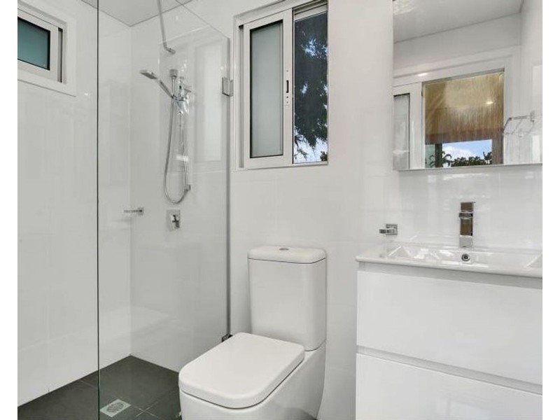 2/276 McCoombe Street, Westcourt QLD 4870