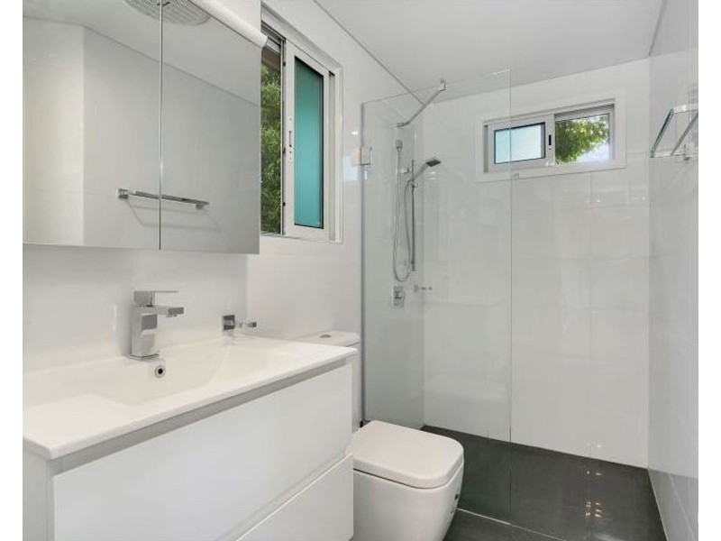 2/276 McCoombe Street, Westcourt QLD 4870