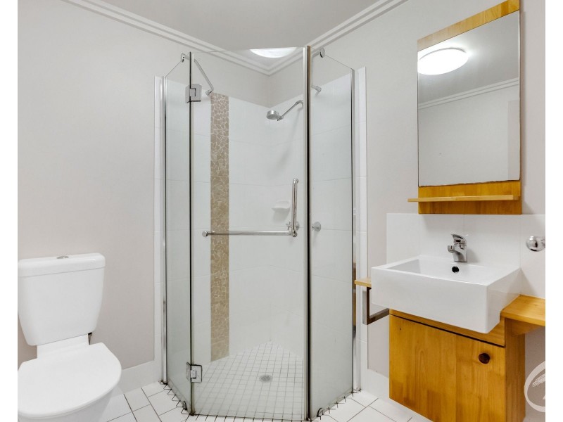 117/22-24 Ward Street, Mooroobool QLD 4870