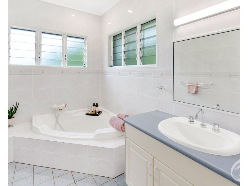 1 Saidor Close, Trinity Beach QLD 4879