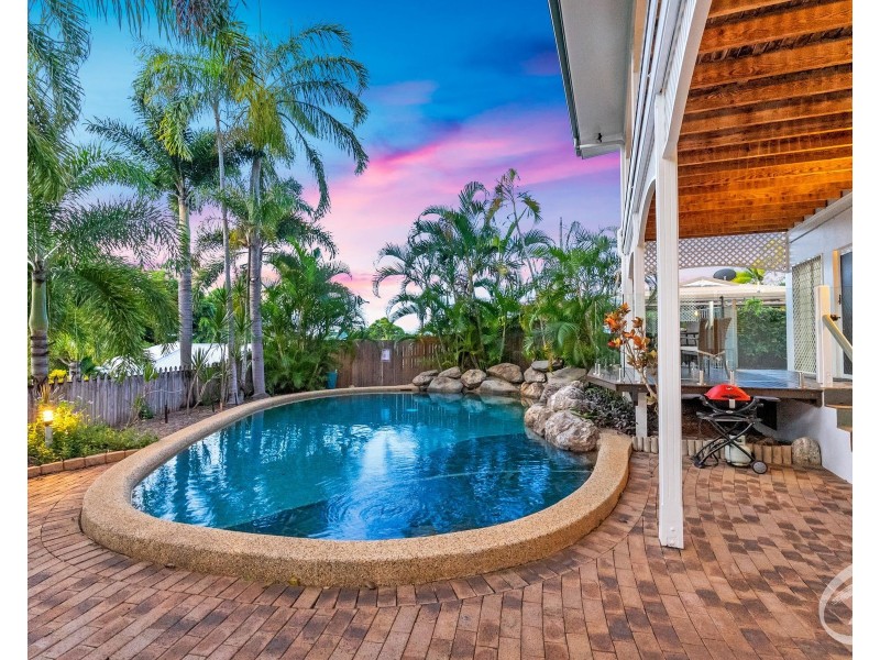 1 Saidor Close, Trinity Beach QLD 4879