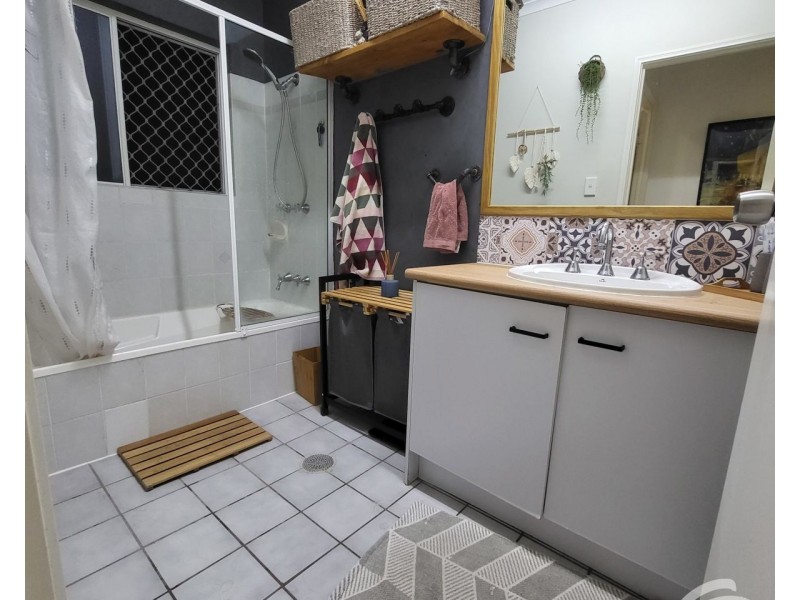 4/1 Hollett Close, Manunda QLD 4870