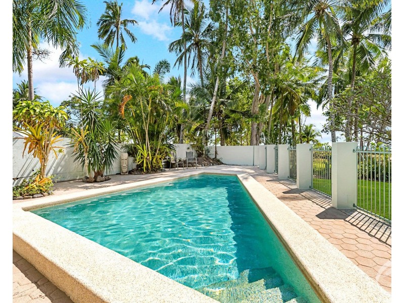 6 Coconut Street, Holloways Beach QLD 4878