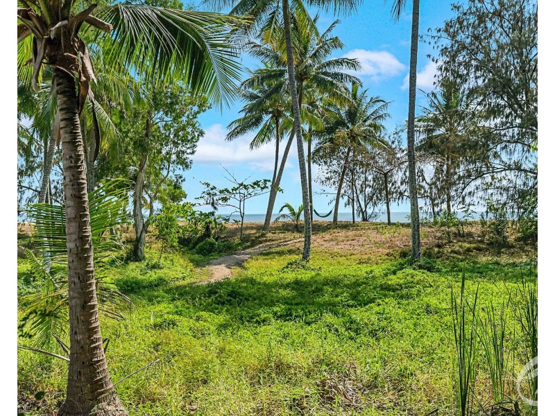 6 Coconut Street, Holloways Beach QLD 4878