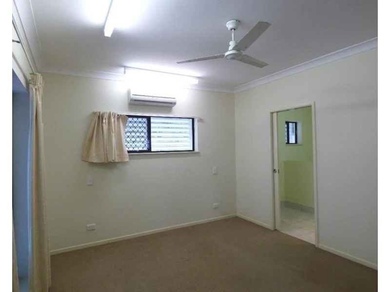 4 Poinsettia Street, Holloways Beach QLD 4878