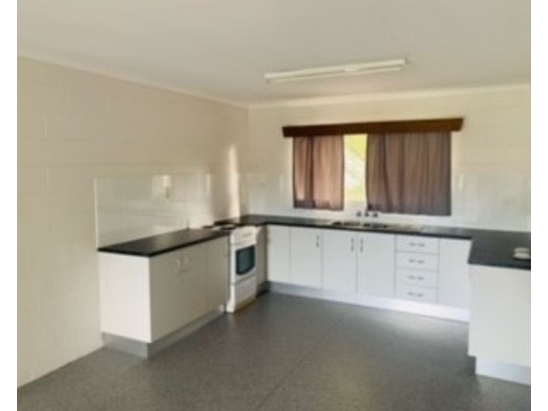 2/195 Mann Street, Westcourt QLD 4870