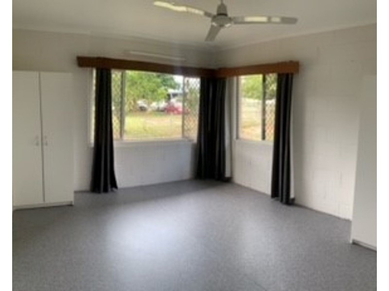 2/195 Mann Street, Westcourt QLD 4870