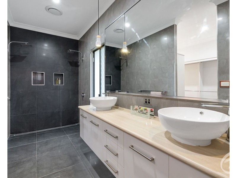 5 Tarwhine Close, Kanimbla QLD 4870