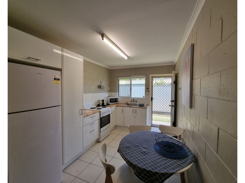 2/379 Mayers Street, Edge Hill QLD 4870