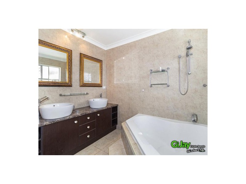 4 Jilloong St, Mansfield QLD 4122