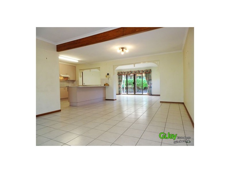 33 Farnworth St, Chapel Hill QLD 4069