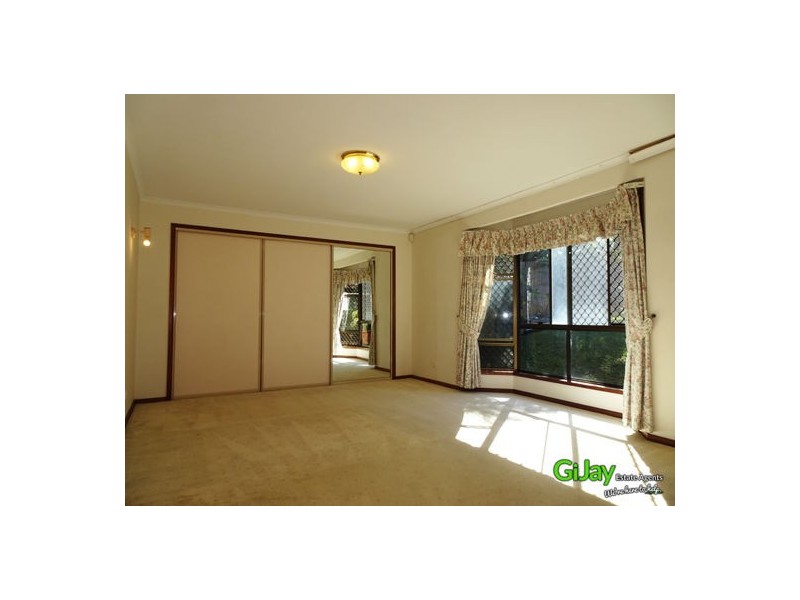 33 Farnworth St, Chapel Hill QLD 4069