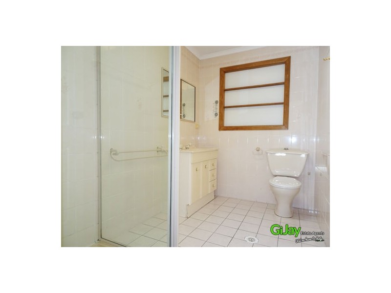 33 Farnworth St, Chapel Hill QLD 4069