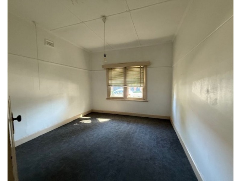 8 Saunders Street, Coburg VIC 3058