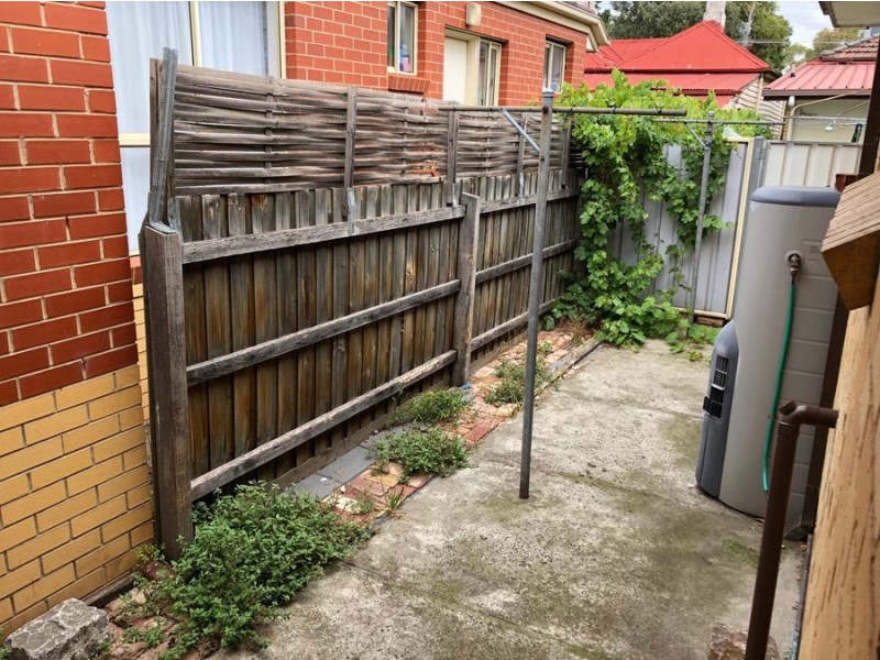 2/64 Decarle Street, Brunswick VIC 3056