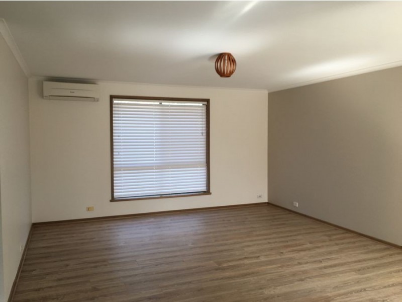 2/13 Melaleuca Drive, Meadow Heights VIC 3048
