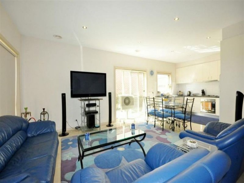 2/34-36 Vaucluse Avenue, Gladstone Park VIC 3043