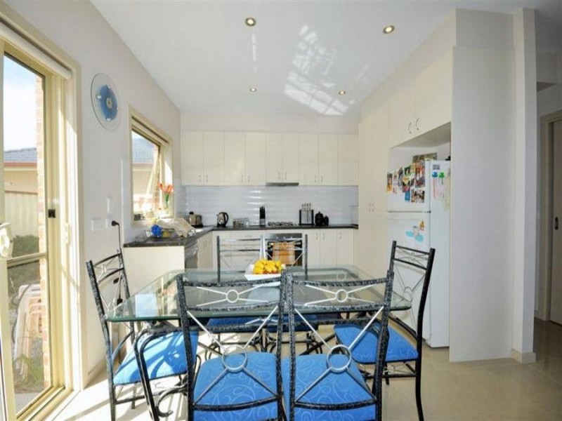 2/34-36 Vaucluse Avenue, Gladstone Park VIC 3043