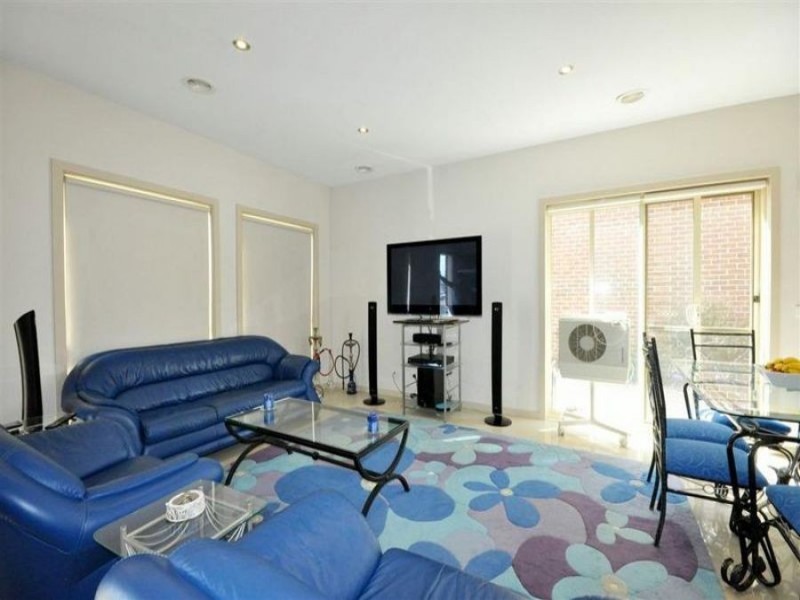 2/34-36 Vaucluse Avenue, Gladstone Park VIC 3043