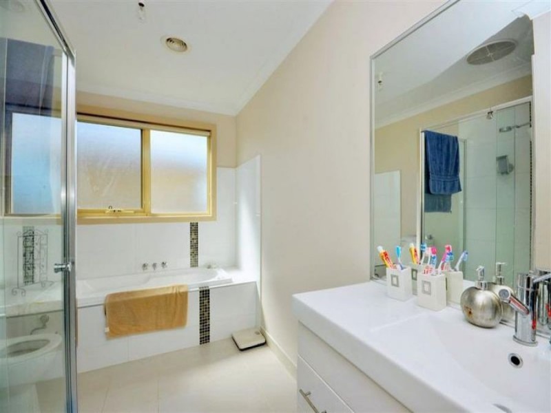 2/34-36 Vaucluse Avenue, Gladstone Park VIC 3043