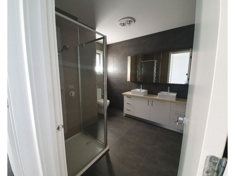 1/2 Winona Grove, Pascoe Vale South VIC 3044