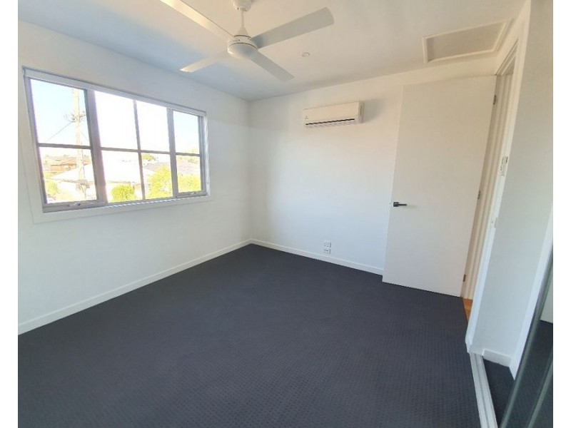 1/2 Winona Grove, Pascoe Vale South VIC 3044