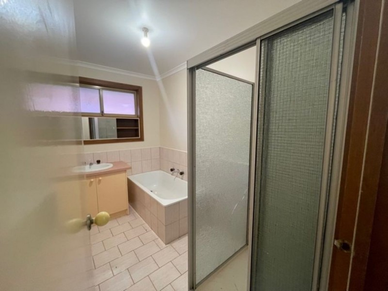 10 Shane Court, Gladstone Park VIC 3043