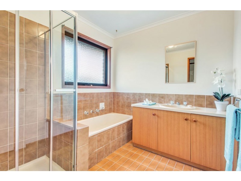 10 Allumba Drive, St Helena VIC 3088