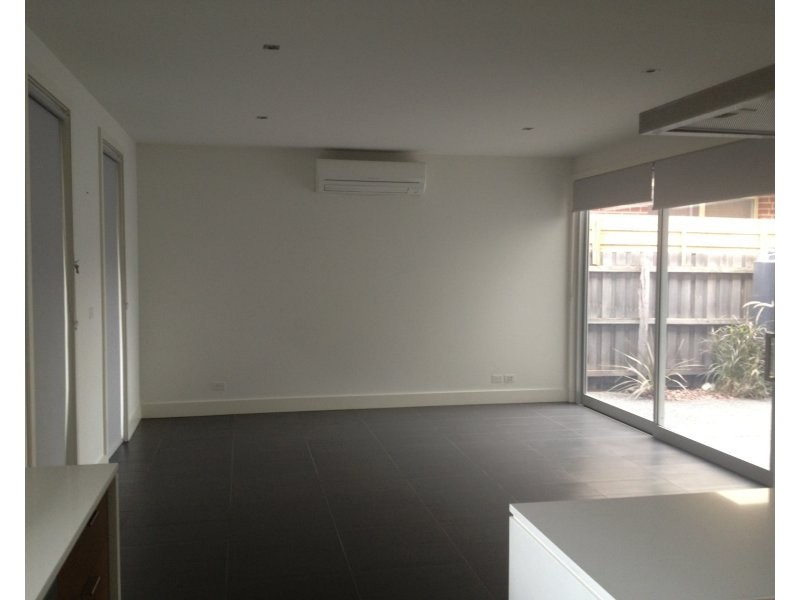 1/30 Loch Street, Coburg VIC 3058