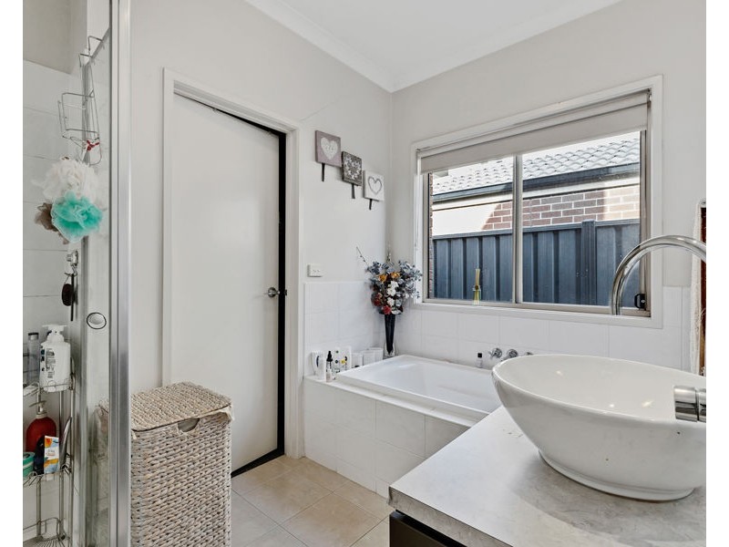 32 Wyperfeld Avenue, Craigieburn VIC 3064