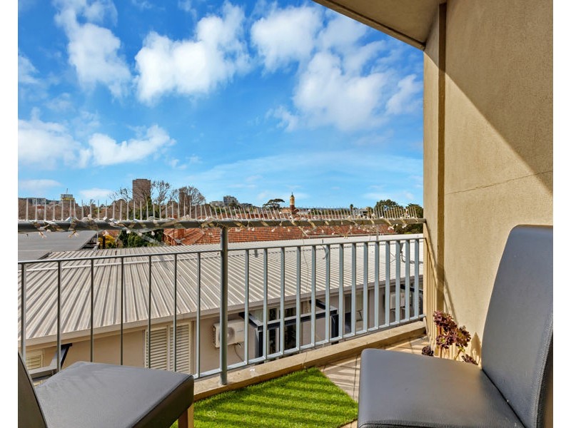 18/12 Acland Street, St Kilda VIC 3182