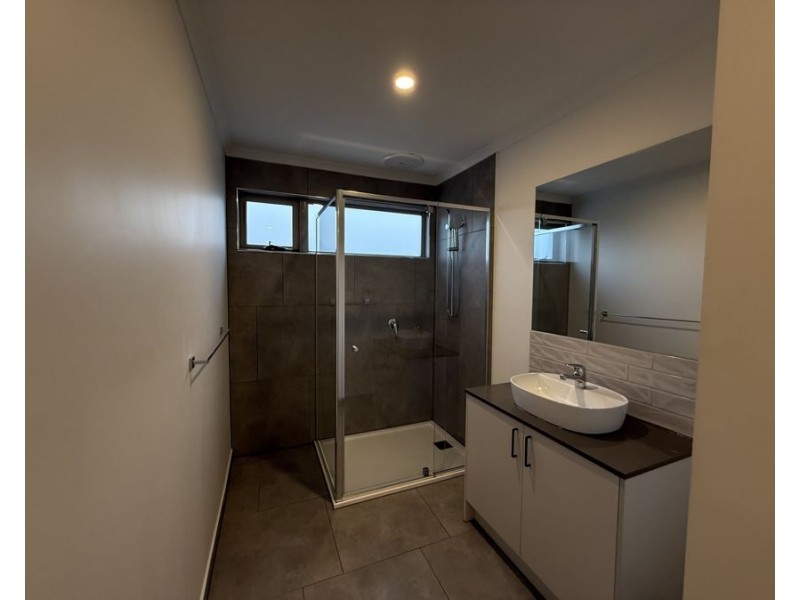 40 Emu Parade, Jacana VIC 3047