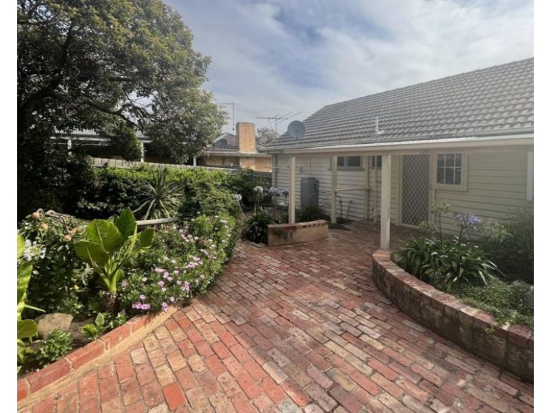 8 Garden Avenue, Keilor VIC 3036