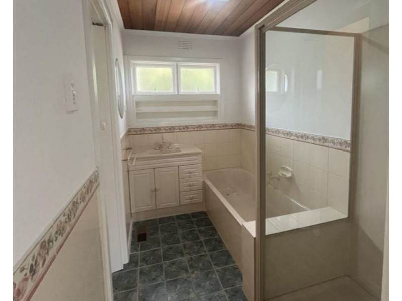 8 Garden Avenue, Keilor VIC 3036