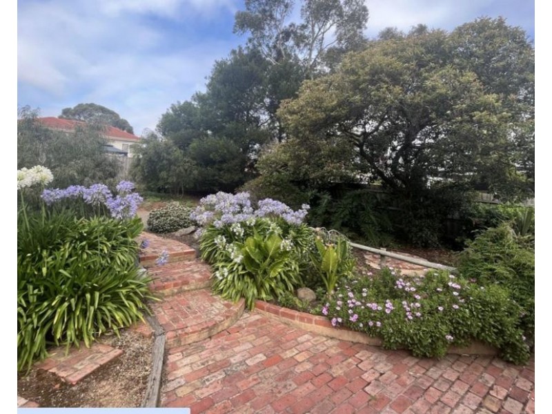 8 Garden Avenue, Keilor VIC 3036