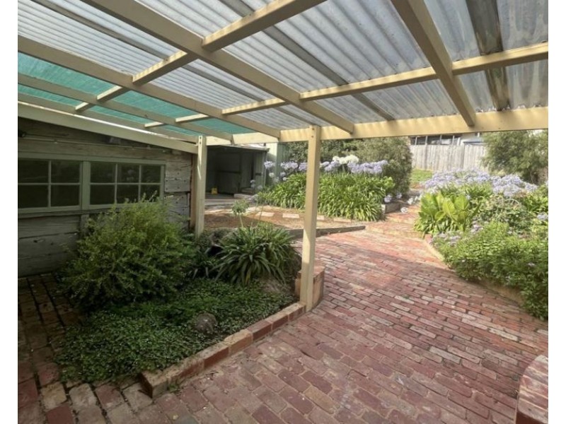 8 Garden Avenue, Keilor VIC 3036