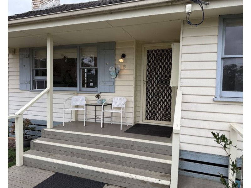 8 Garden Avenue, Keilor VIC 3036