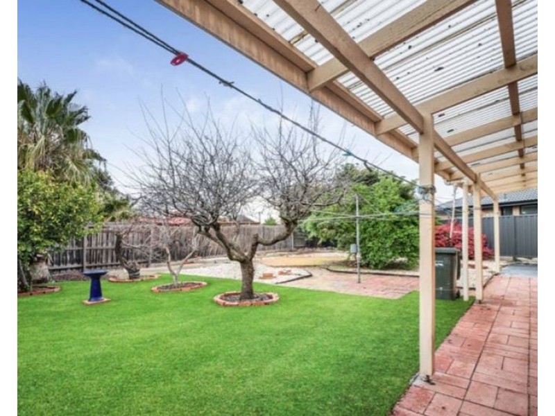 16 Vaucluse Ave, Gladstone Park VIC 3043