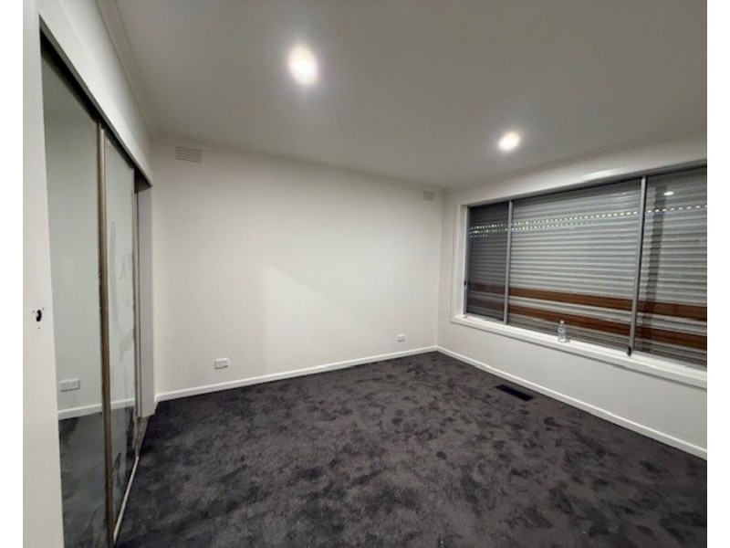 16 Vaucluse Ave, Gladstone Park VIC 3043