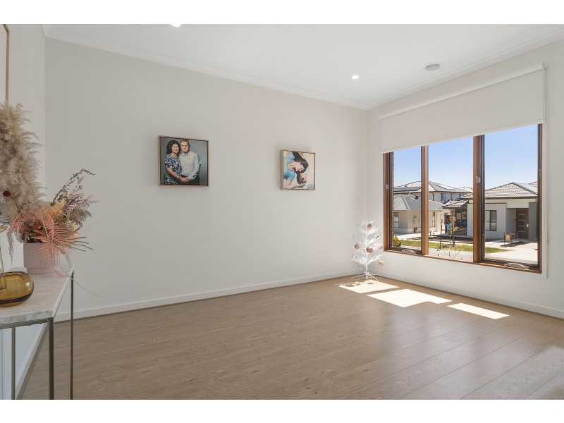 6 Harlequin Way, Clyde North VIC 3978